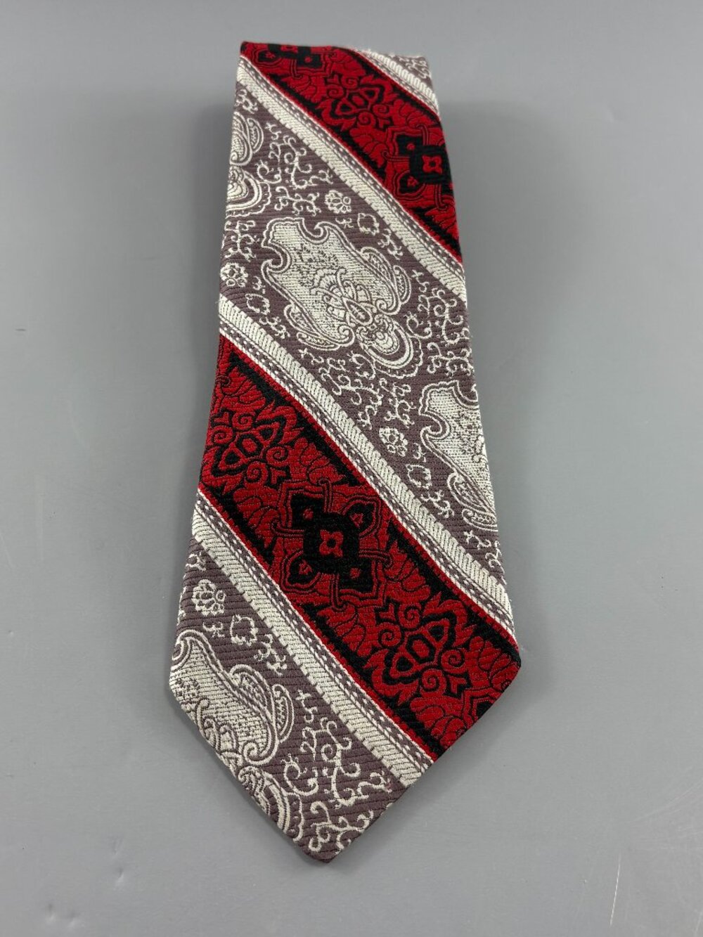 Vintage 1970's Red / Grey / Black Ornate / Baroque Pattern Men's Tie 4" x 60"
